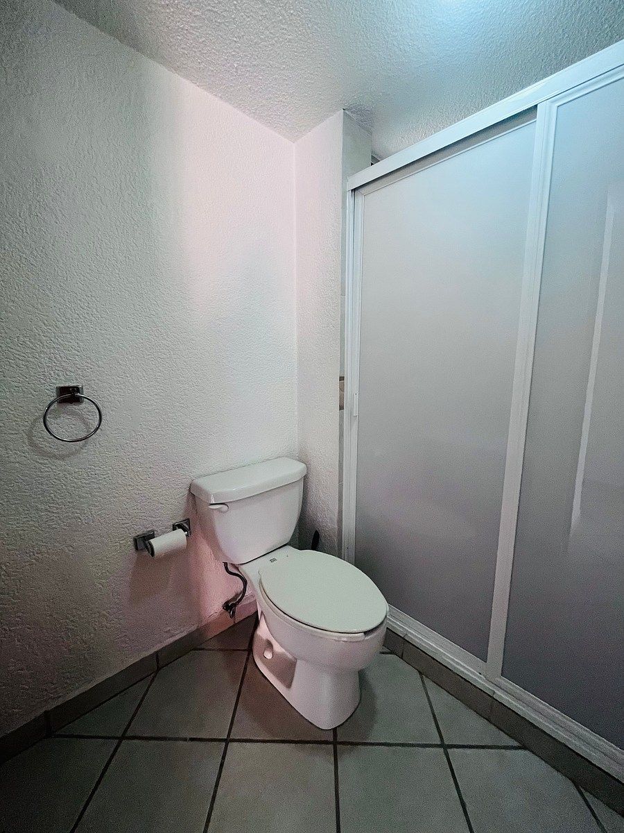 15 de 32: Baño visitas y recámara secundaria