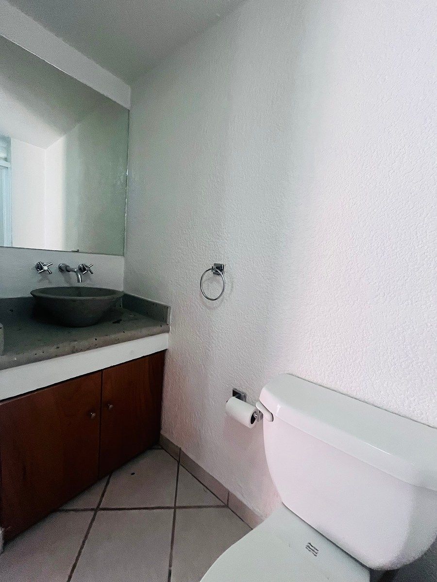 16 de 32: Baño visitas y recámara secundaria