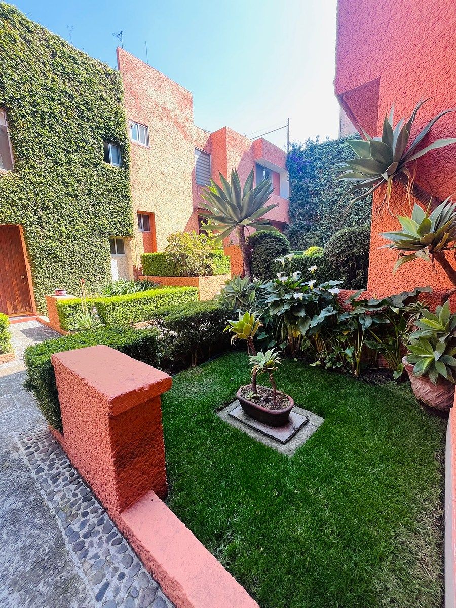 29 de 32: Jardín propio exterior