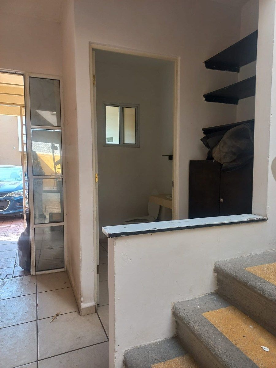 2 de 22: acceso principal, medio baño