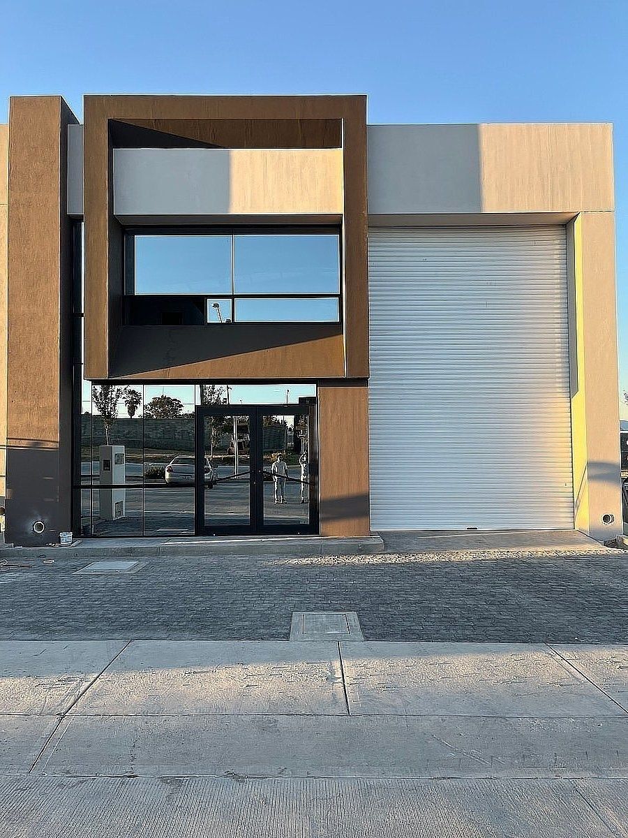 1 of 14: FACHADA PRINCIPAL