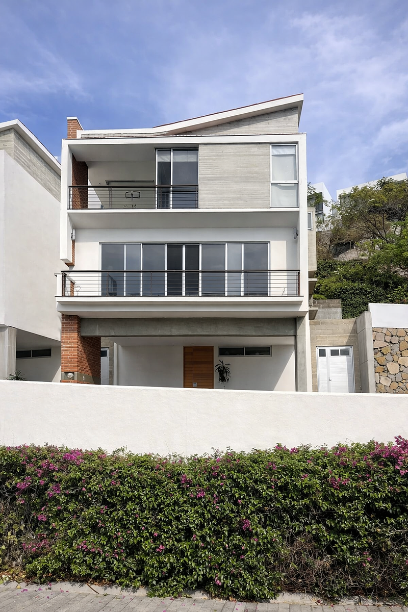 1 of 9: Fachada frontal dentro de coto Vista Cañadas