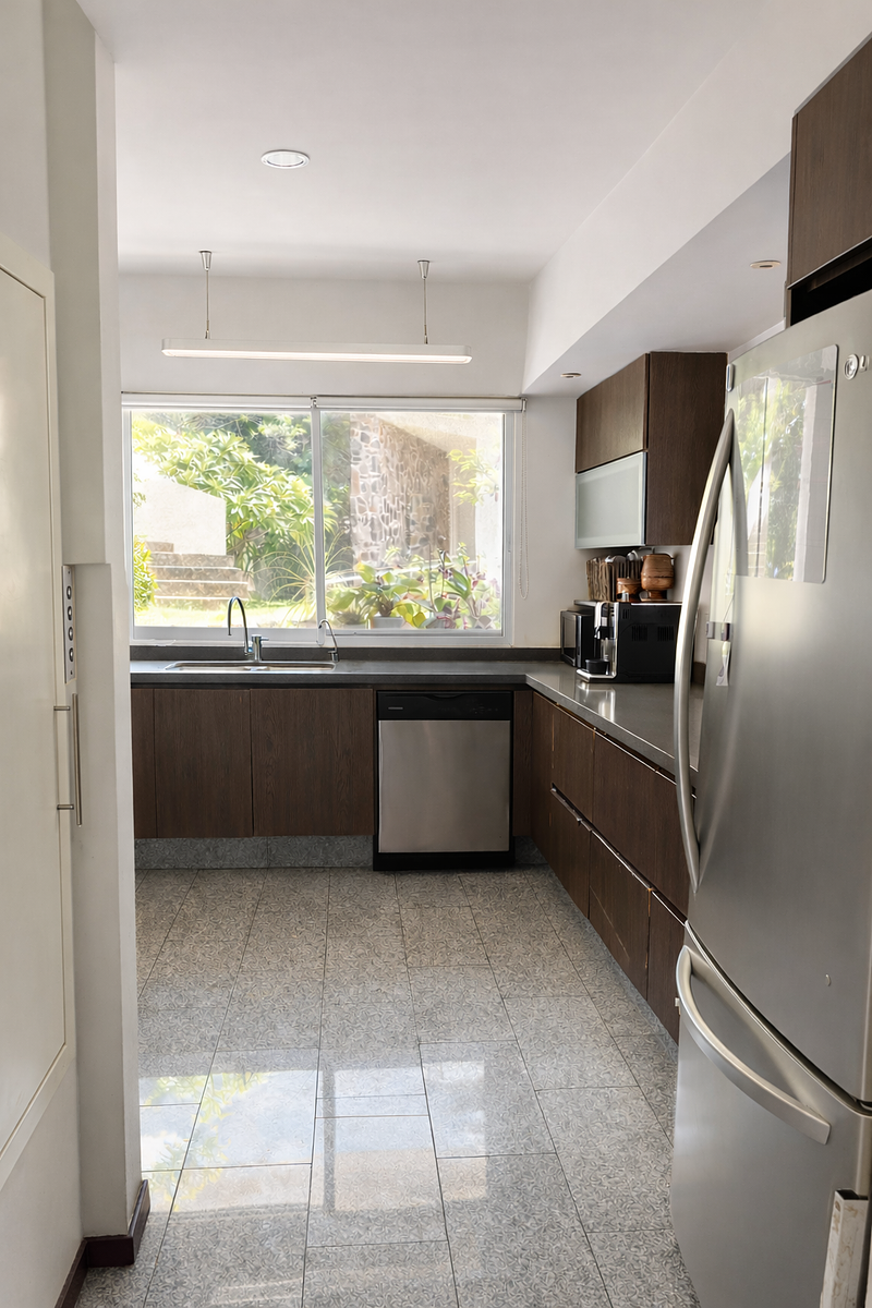 5 of 9: Cocina con despensa y elevador montacargas