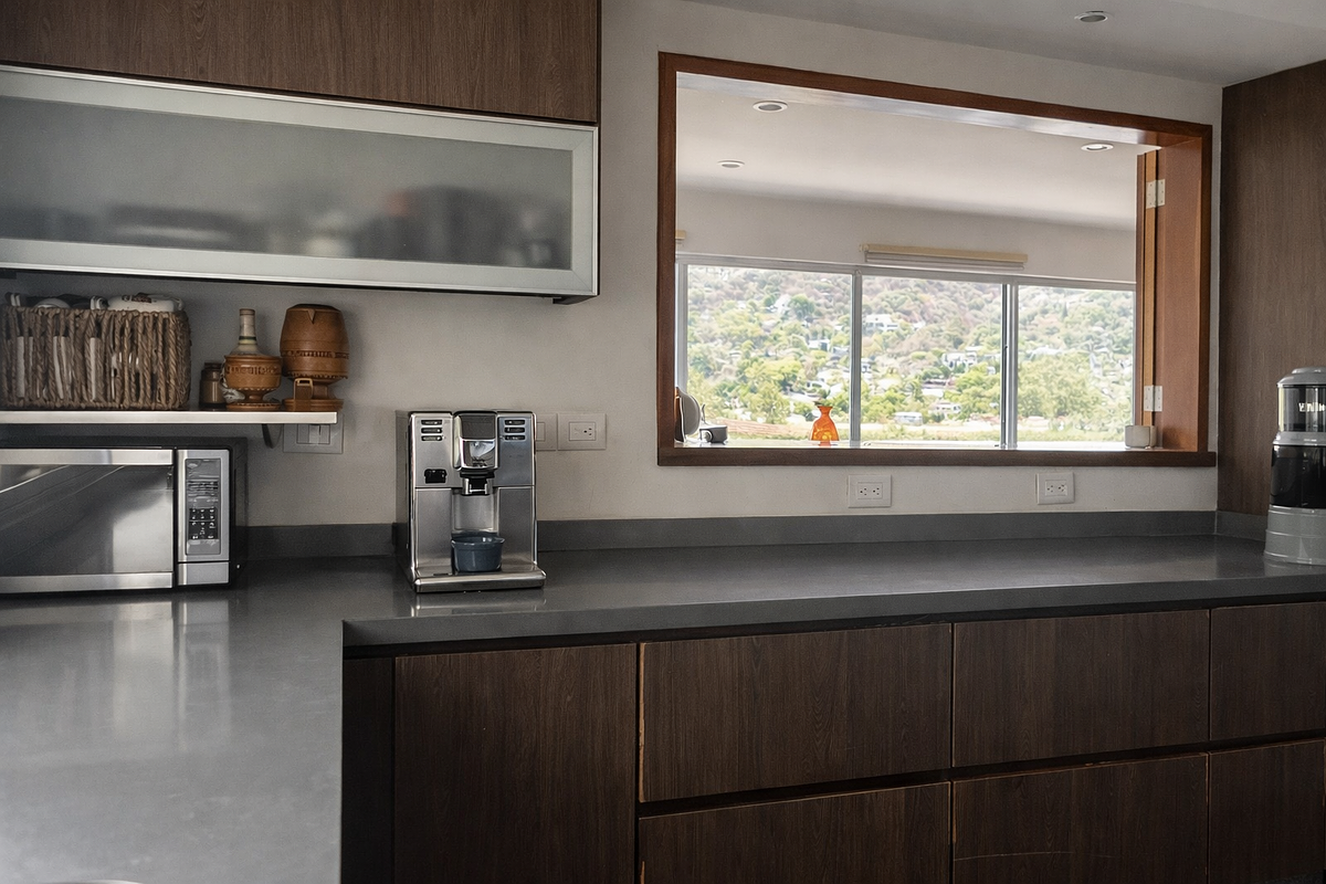 6 of 9: Cocina con amplia ventana y vistas al comedor