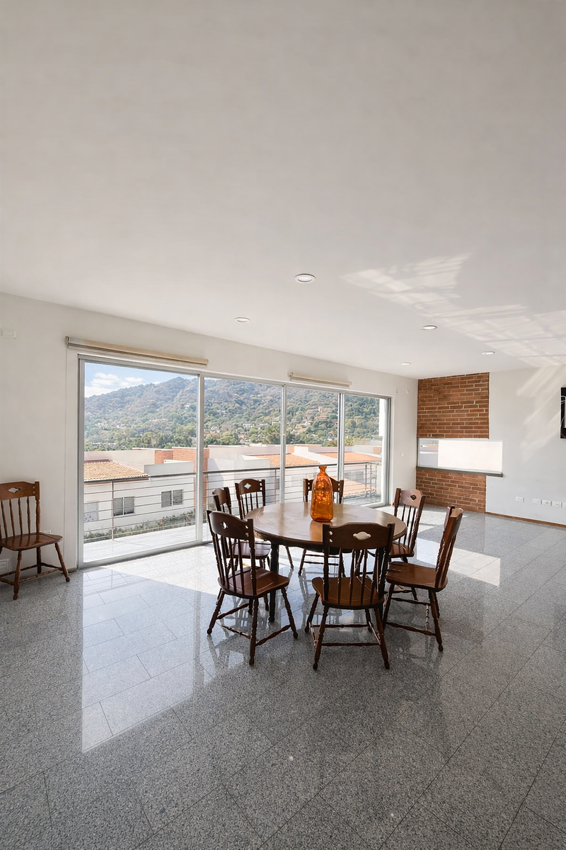 7 de 9: Sala comedor con balcón e iluminación natural.