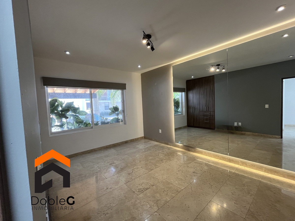 10 de 27: Recámara en planta baja con baño completo