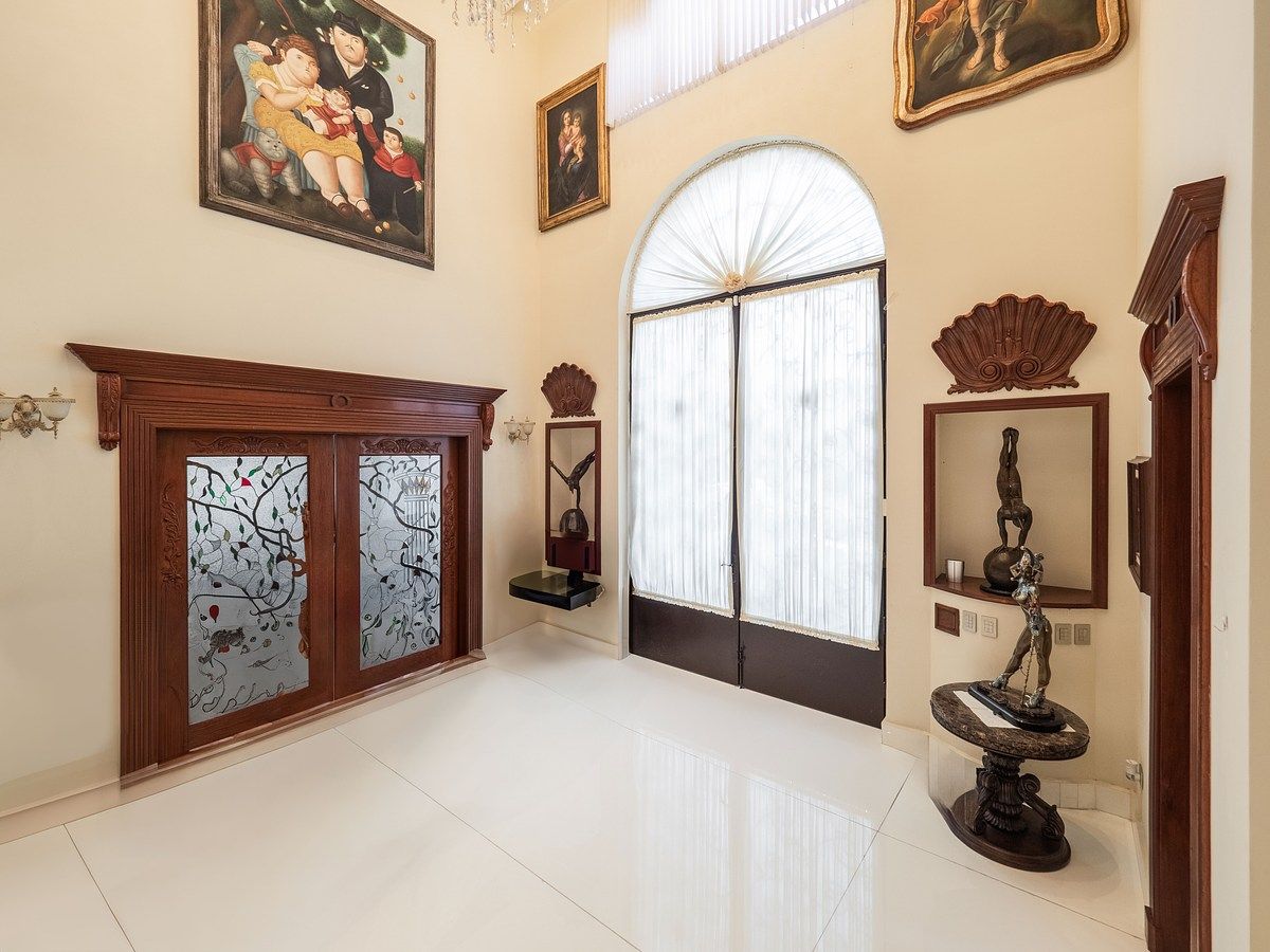 7 de 33: Acceso al comedor y Puerta principal