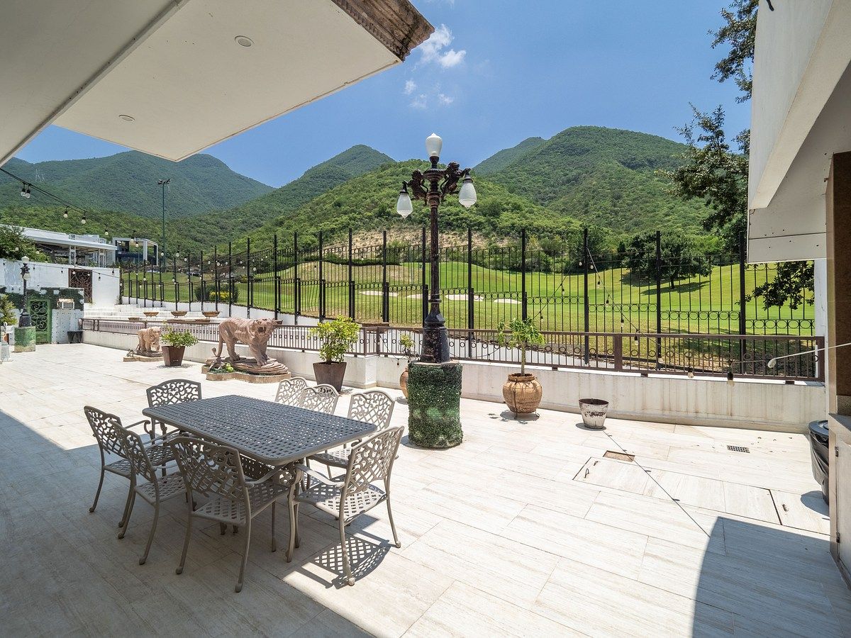 16 de 33: Terraza y Patio Trasero