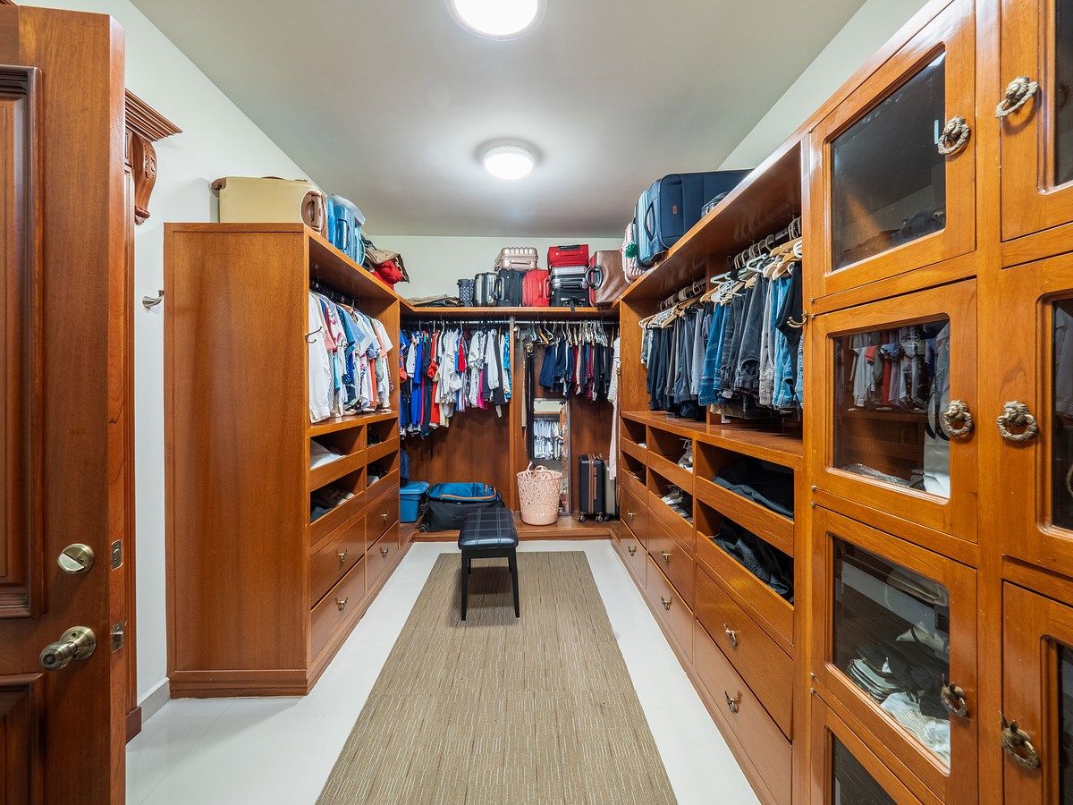 24 de 33: Vestidor 1