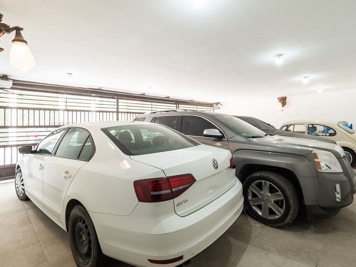 31 de 33: Cochera techada interior