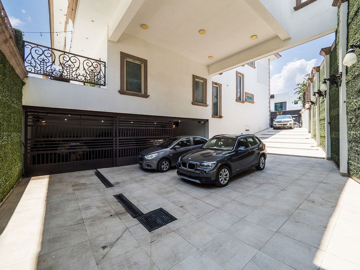 32 de 33: Cochera techada exterior