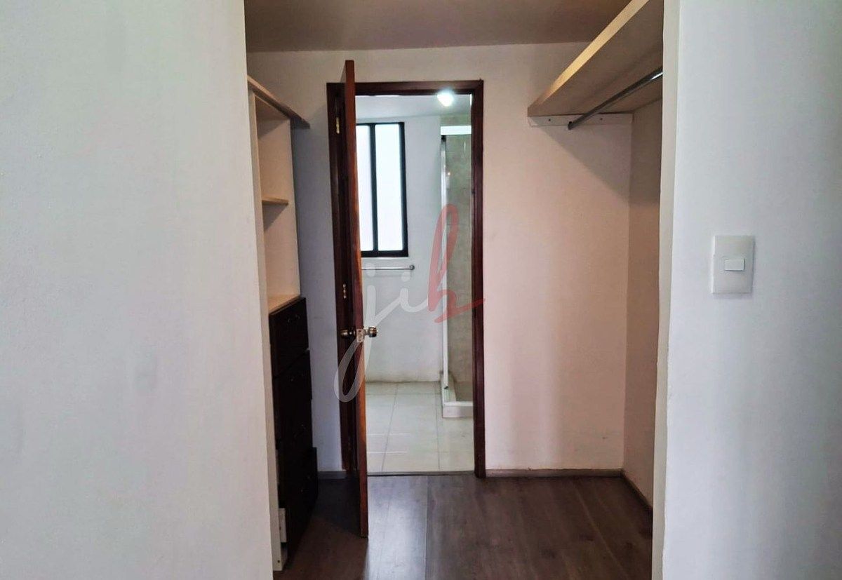 4 de 10: pasillo vestidor habitación principal