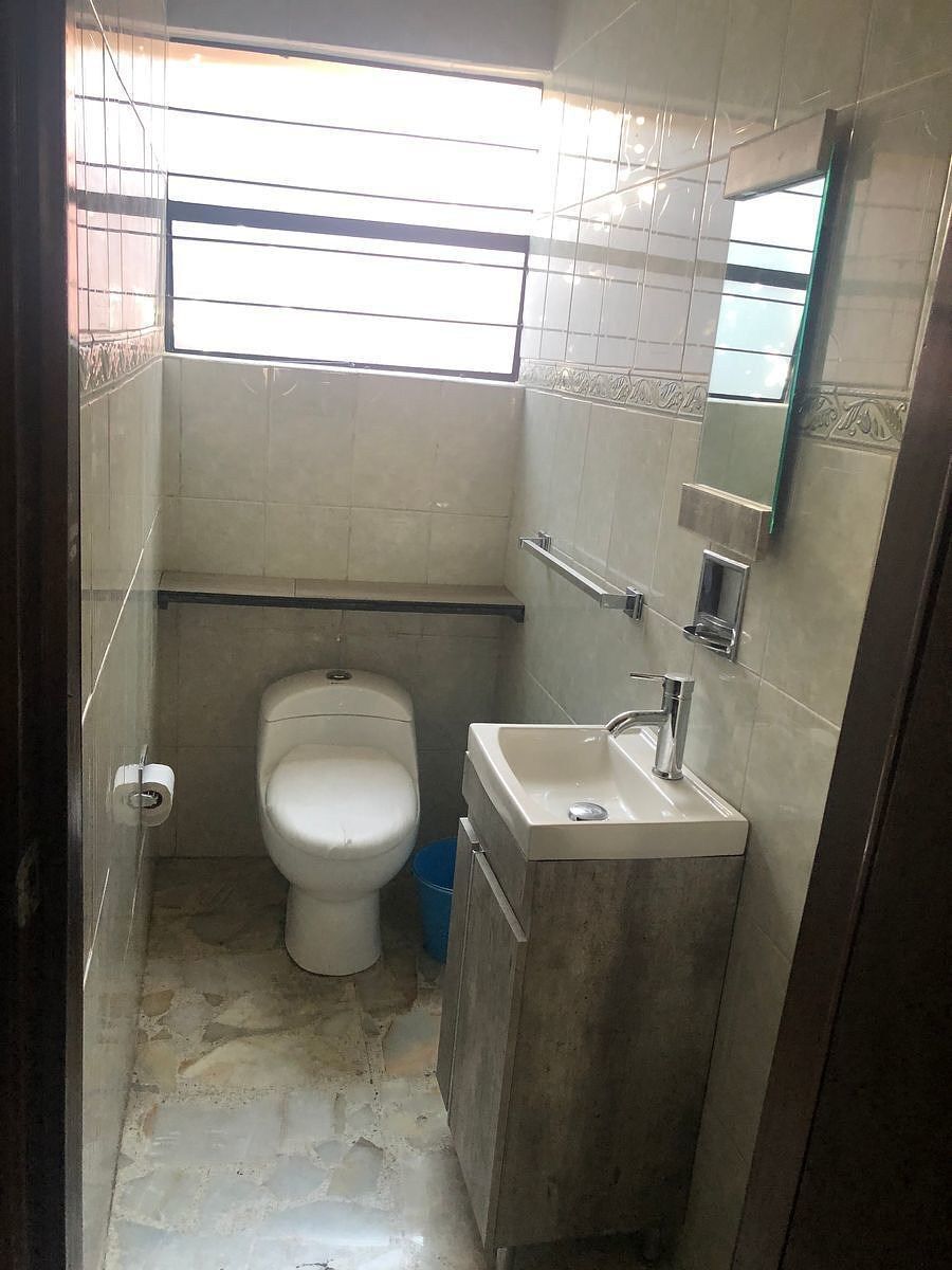 3 de 29: BAÑO VISITAS