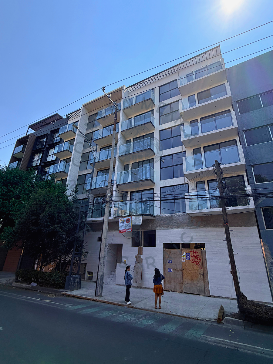 1 de 9: Fachada principal cubierta con mármol.