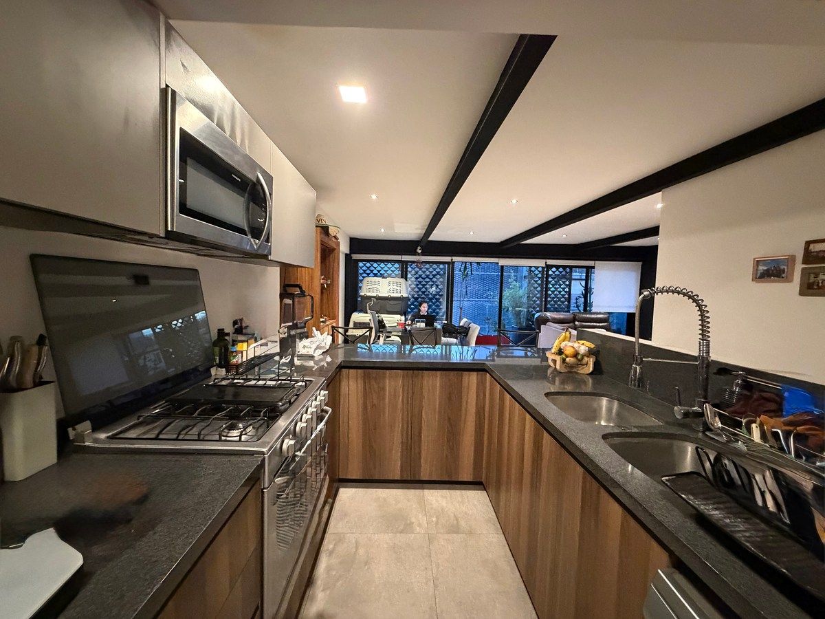 5 de 18: Cocina con barra de granito