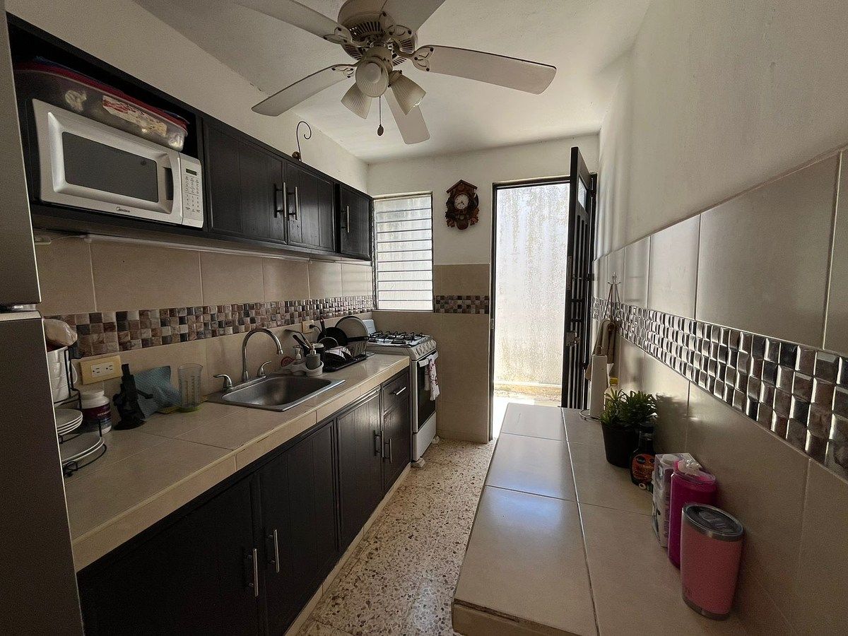 4 de 33: Cocina equipada con gavetas de PVC inf y superiores