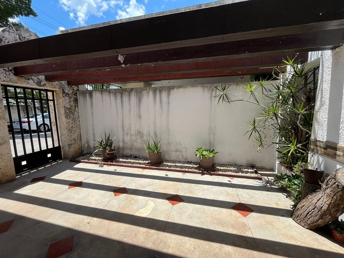 8 de 33: Garaje y área paso peatonal o  terraza recibidor