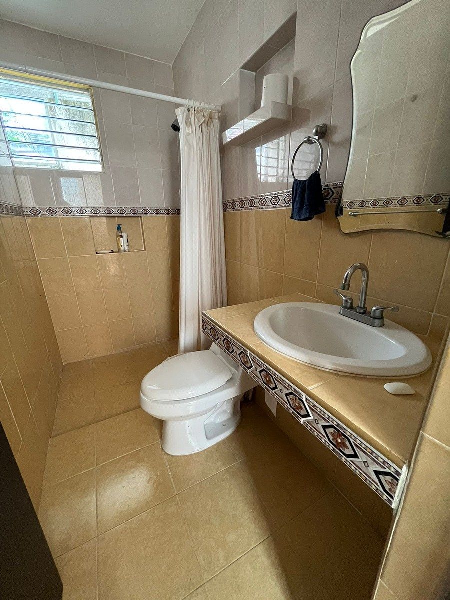 28 de 33: Baño completo de visitas en planta baja