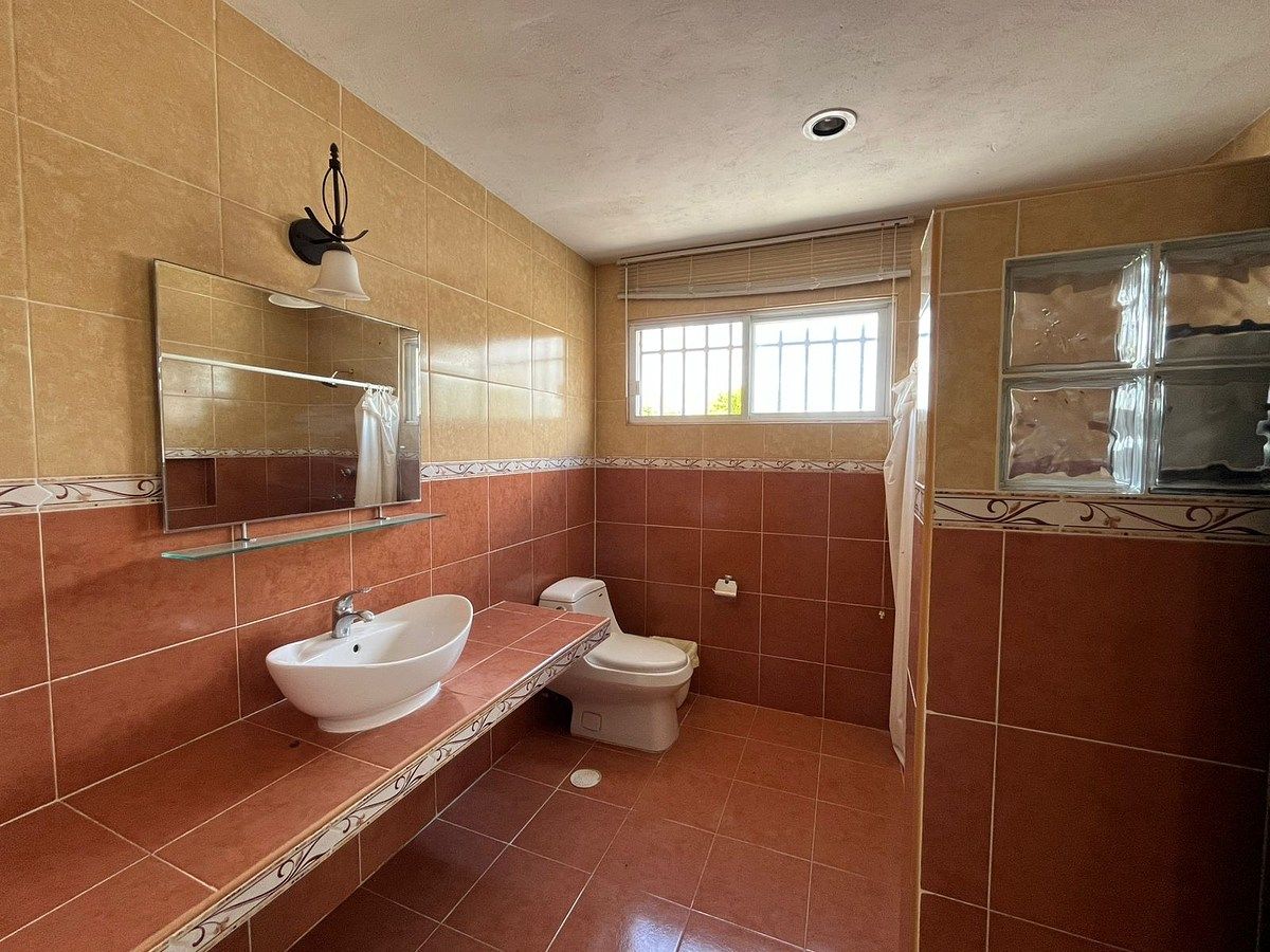 11 de 33: Baño amplio de segunda planta