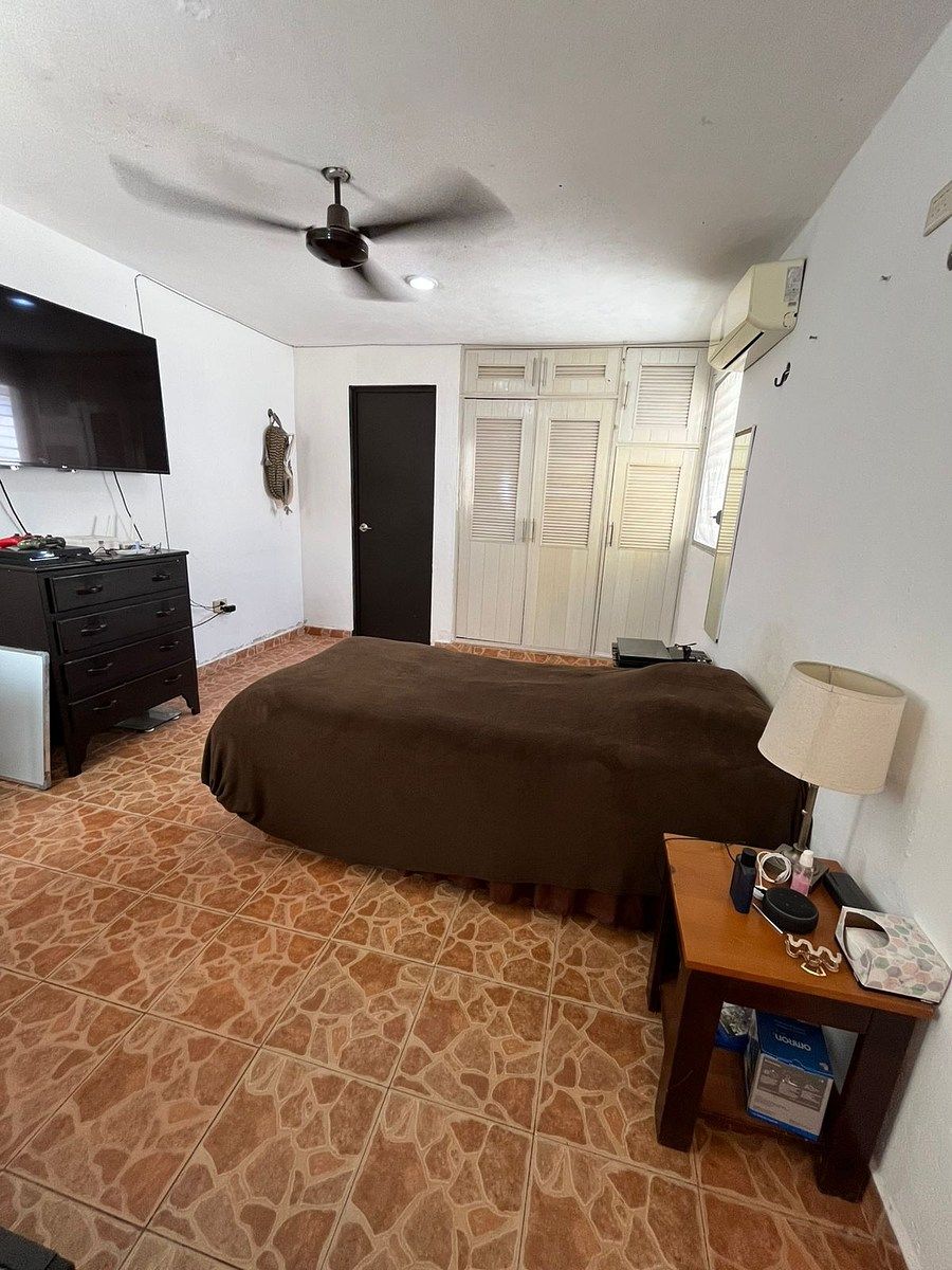 25 de 33: Habitación con baño en planta baja