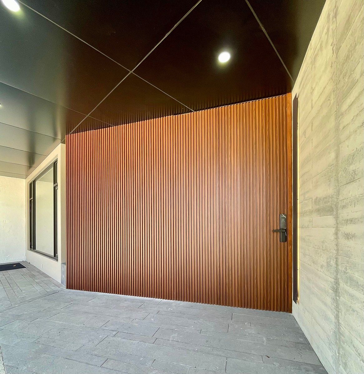 3 de 28: Puerta con lambrin de madera