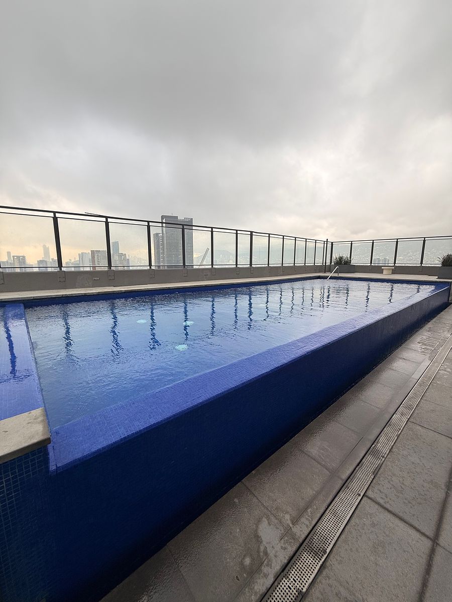3 de 16: alberca con vista a la ciudad