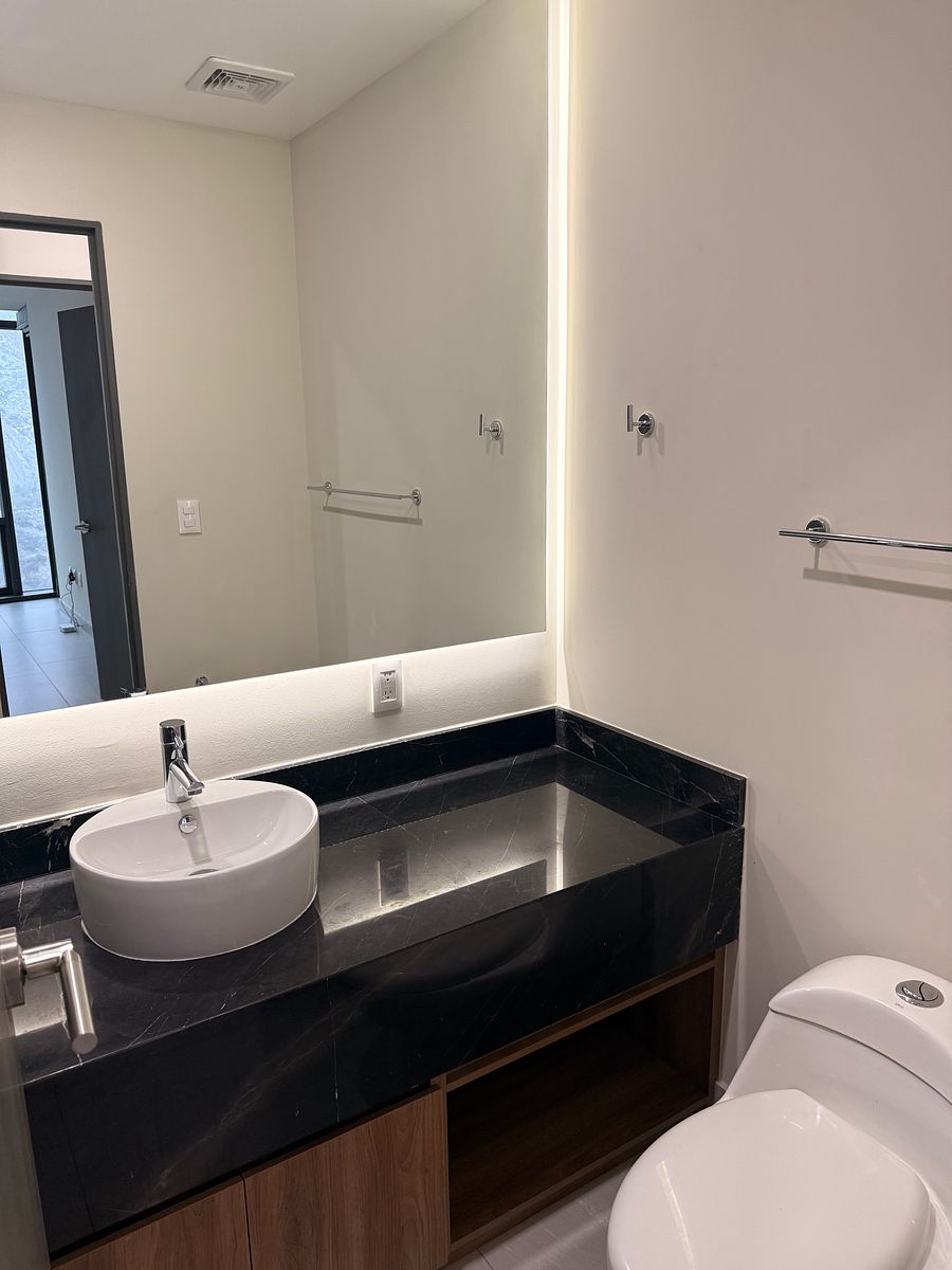 16 de 16: baño compartido