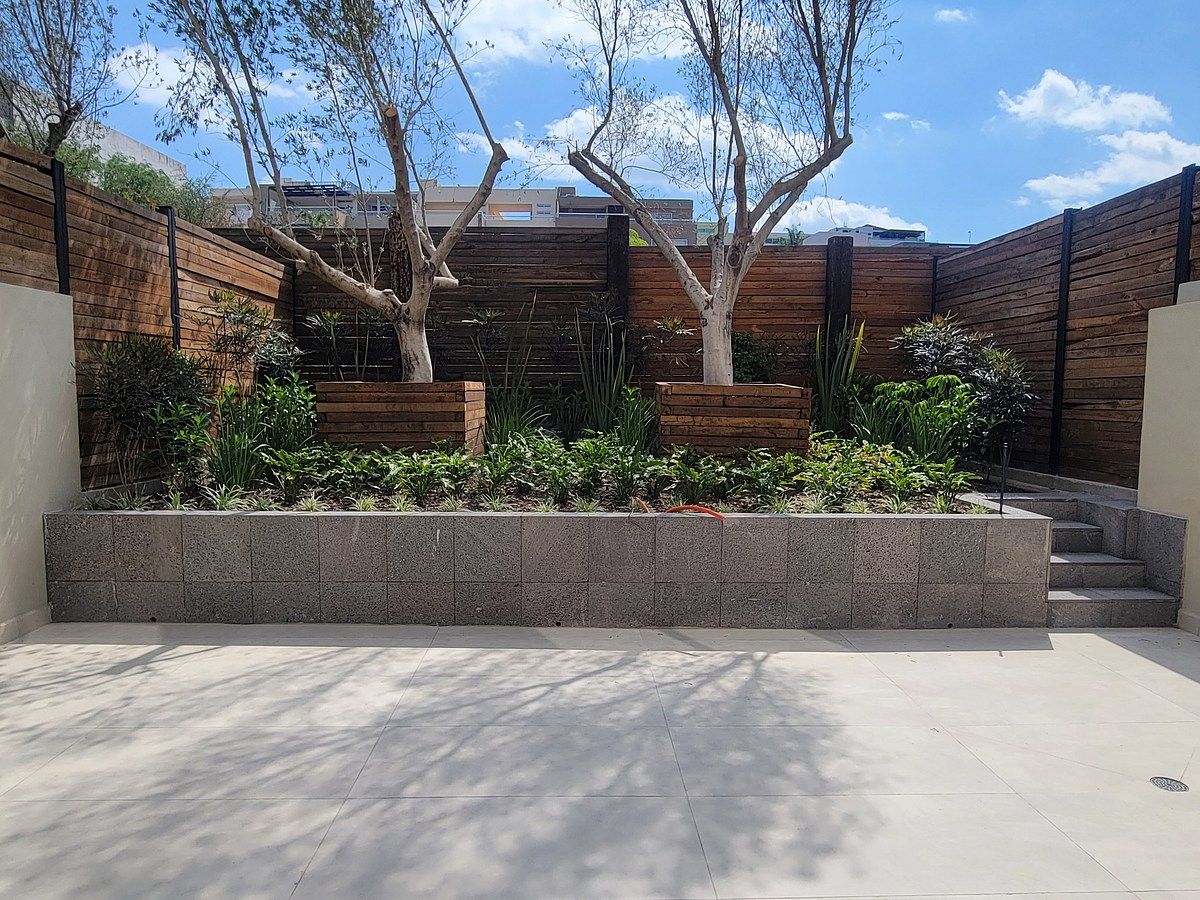 7 de 13: terraza más área servidumbre-jardín