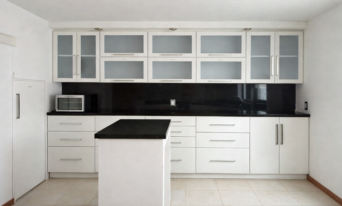 8 de 14: Cocina moderna con diseño funcional, equipada con gabinetes