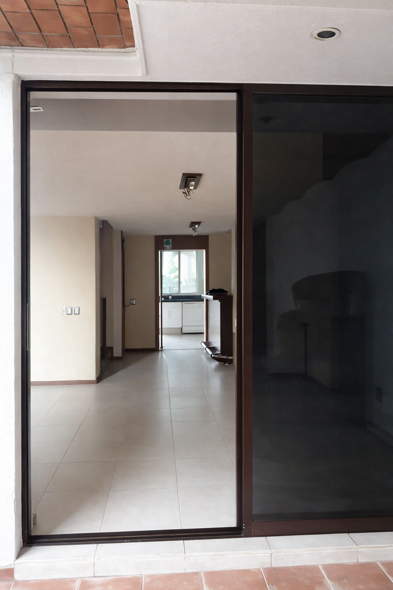 10 de 14: Acceso interior con puerta corrediza de vidrio