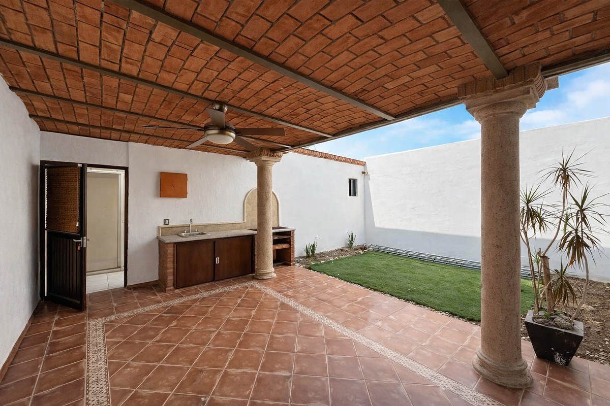 4 de 14: Terraza techada con asador y vista al jardín