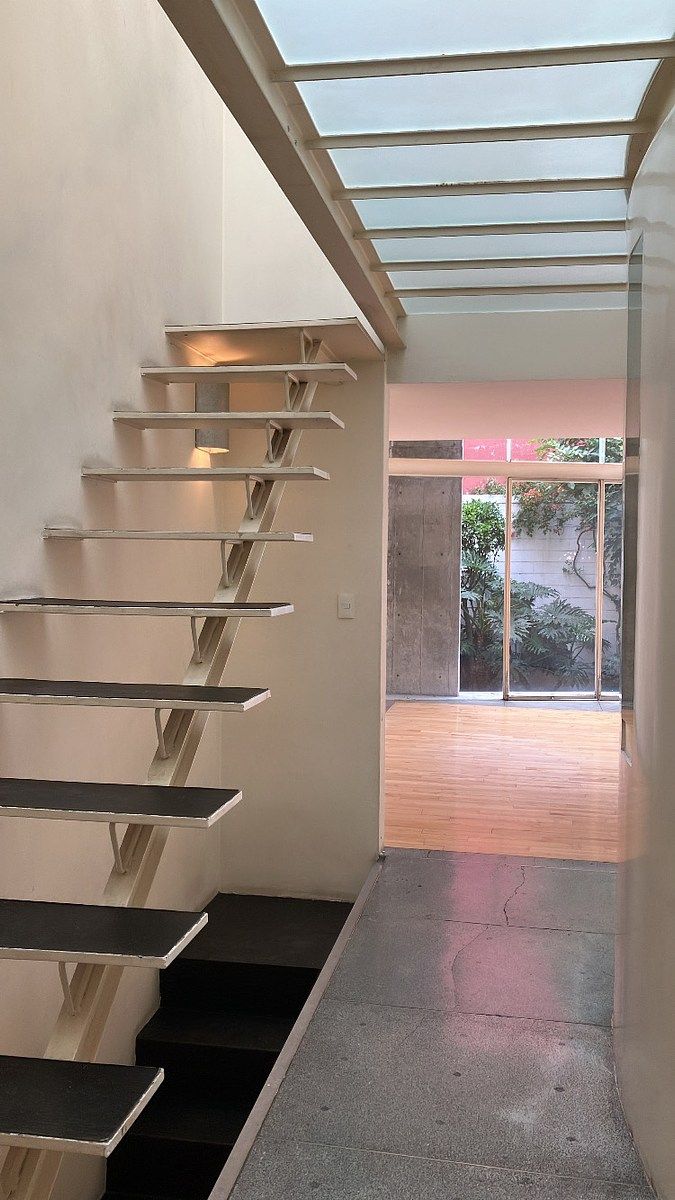 5 de 30: 1er piso_Vista a la sala y patio exterior