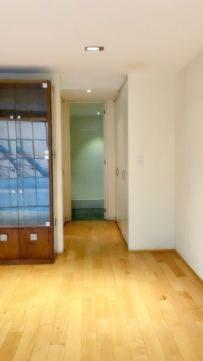 19 de 30: Vestidor de habitación 2 y baño completo