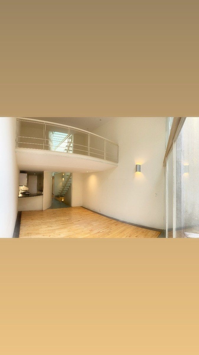 7 de 30: Vista de sala, cocina y TV Room en 1er piso