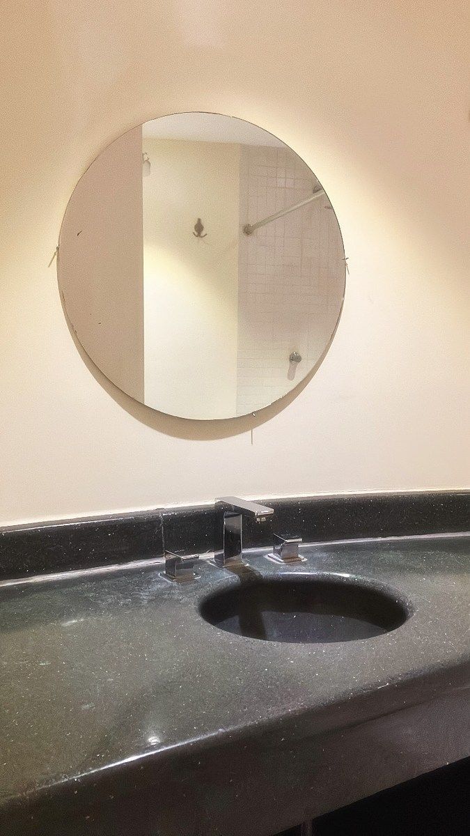 21 de 30: Lavabo de terrazo pulido en habitación 2