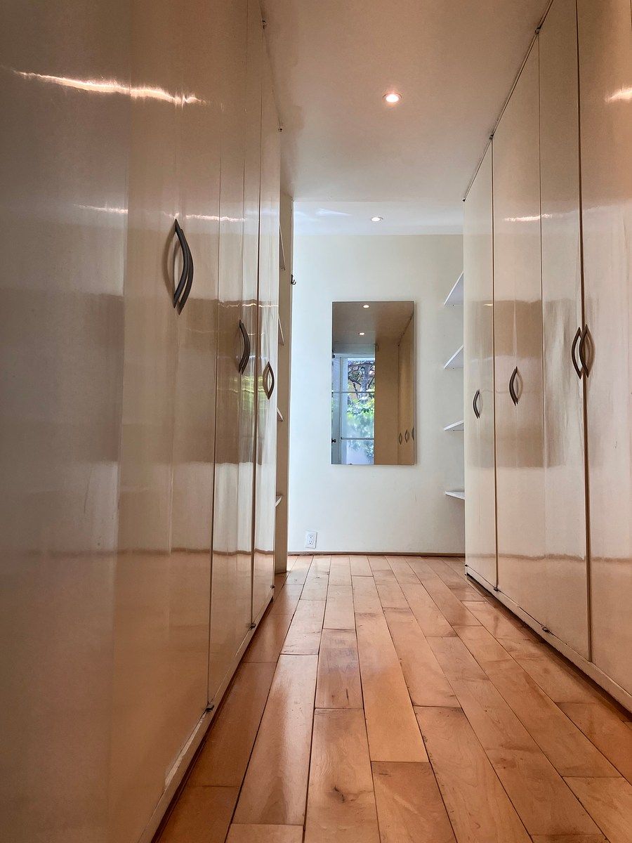 25 de 30: Vestidor de habitación principal