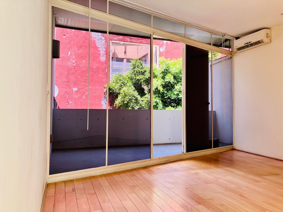 24 de 30: Habitación principal con balcón y AC