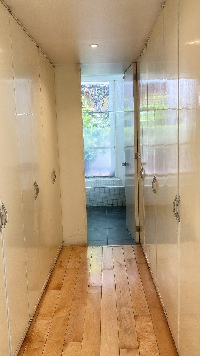 26 de 30: Vestidor y baño completo de hab principal