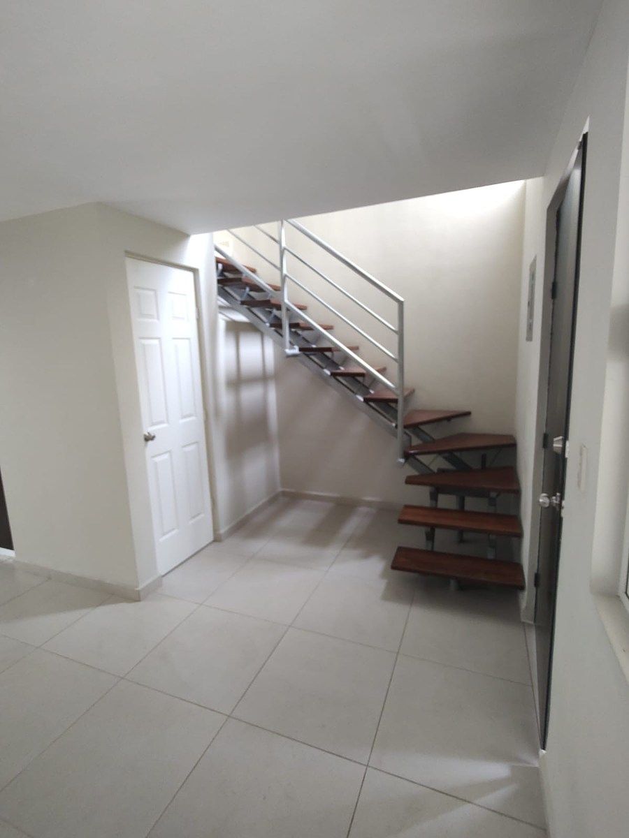 10 de 14: medio baño y escaleras