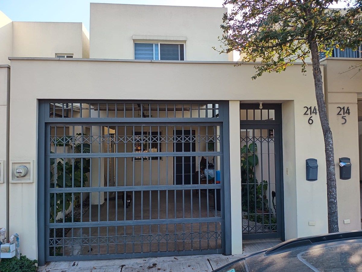 3 de 14: fachada con portón eléctrico