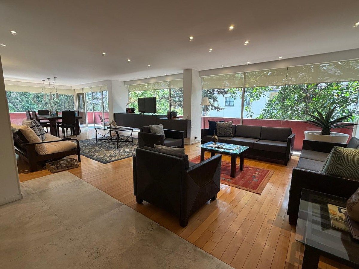 8 de 24: Sala de gran tamaño muy luminosa.