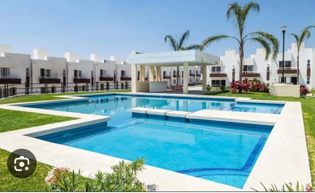 12 of 22: Alberca del Cluster