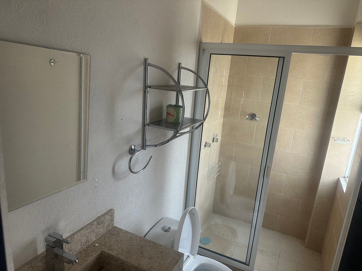 15 of 22: Baño principal