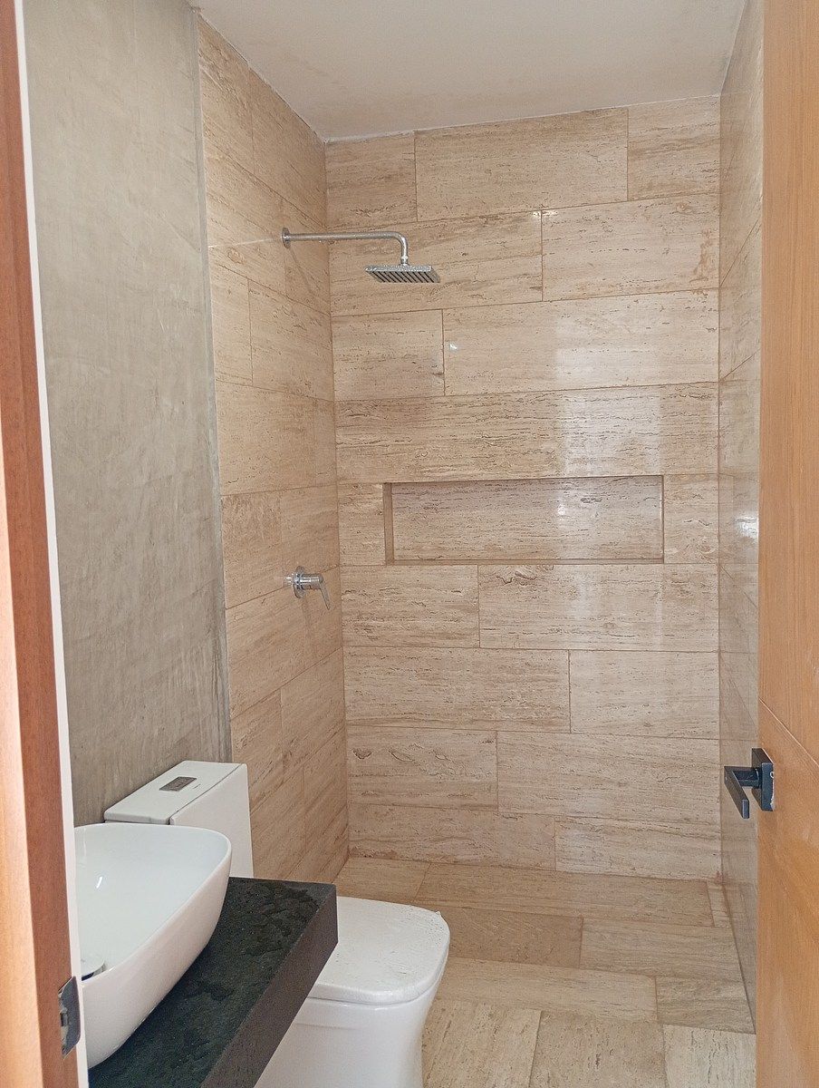 14 de 34: Baño de visitas completo
