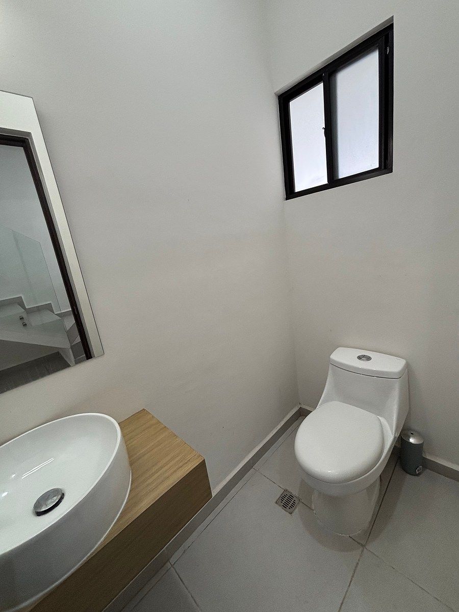 4 of 33: Medio Baño PB