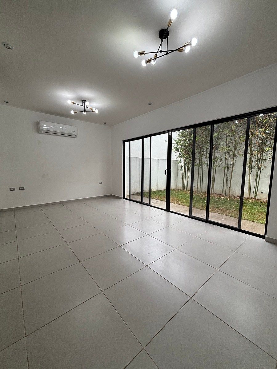 10 of 33: Sala - Comedor