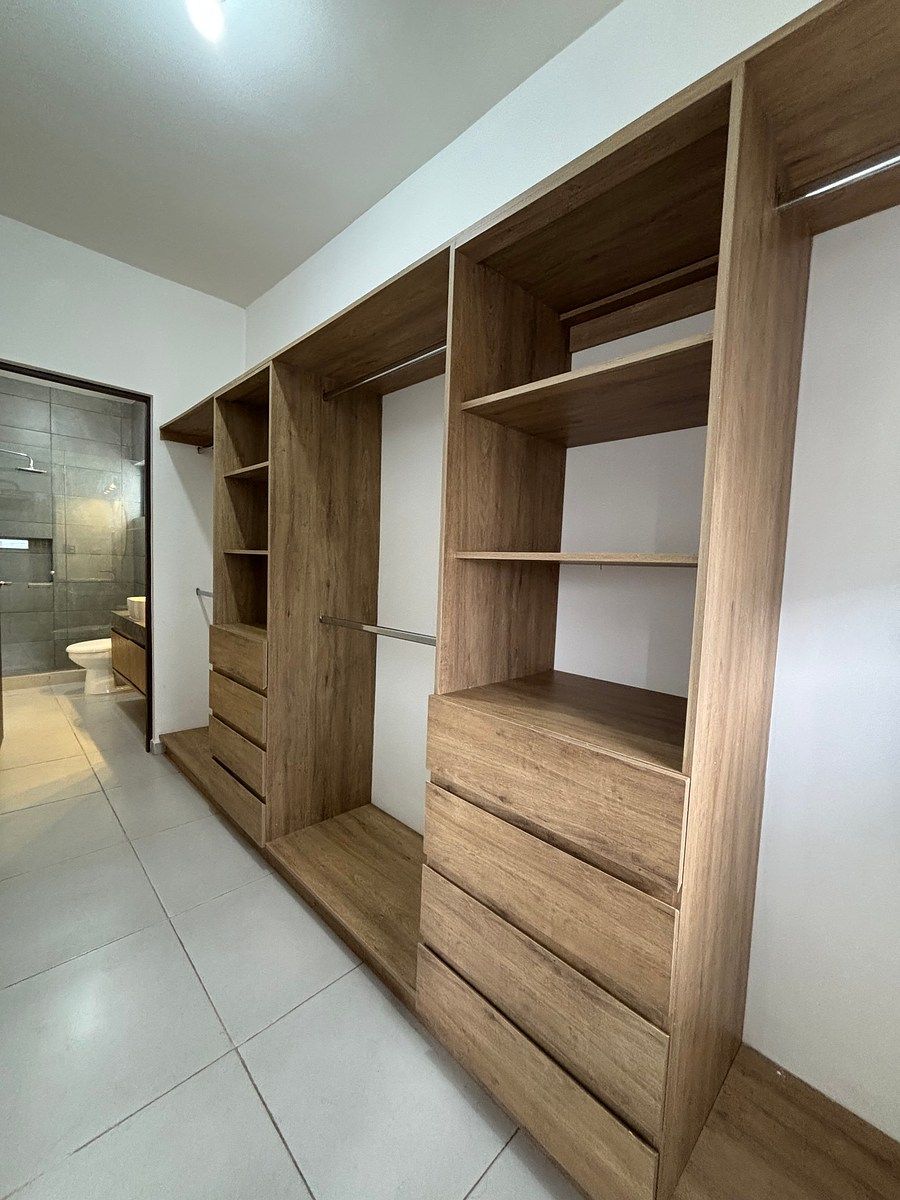 20 of 33: Walking Clóset RP