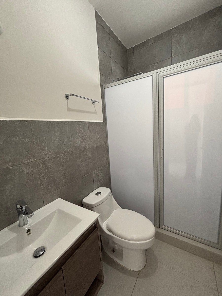 23 of 33: Baño Completo 3er Piso