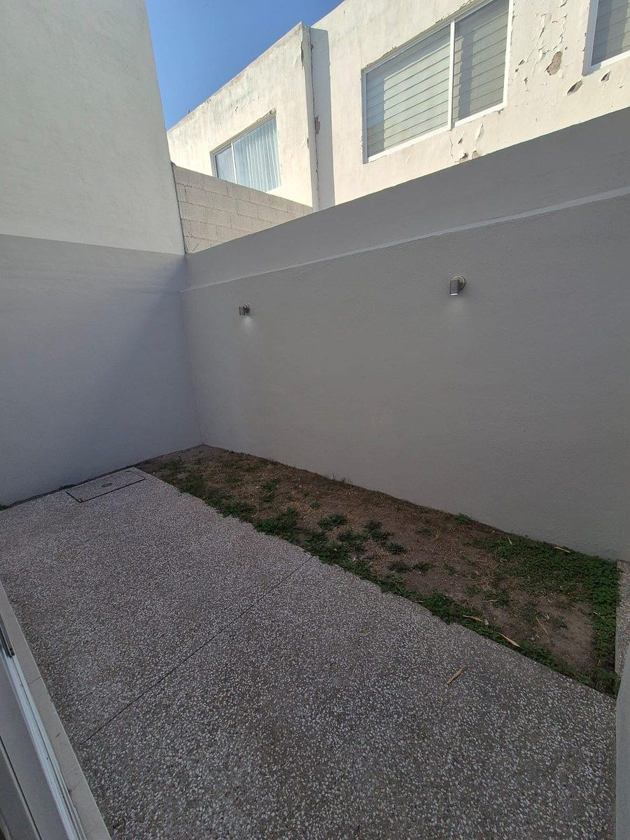 6 de 15: JARDÍN INTERIOR