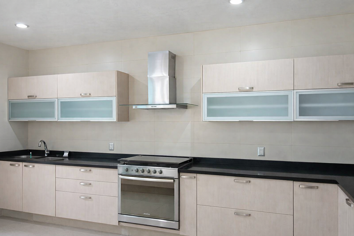 5 of 9: Cocina integral moderna con diseño lineal